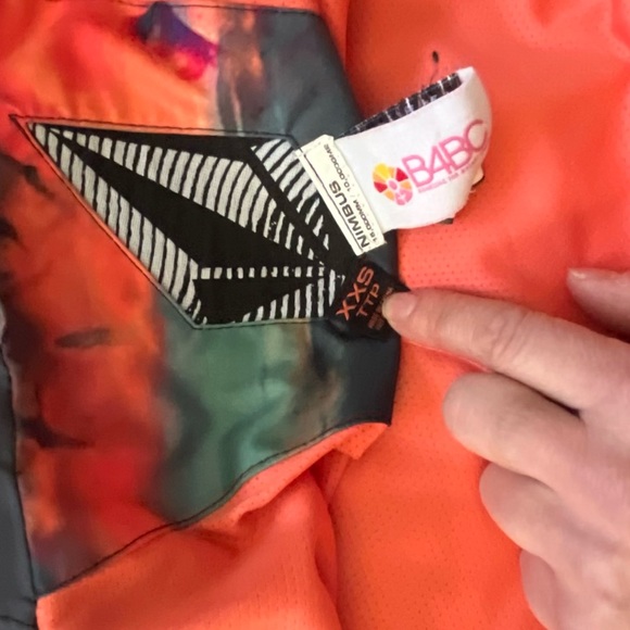 Volcom Snow Boarding Jacket - Picture 9 of 10